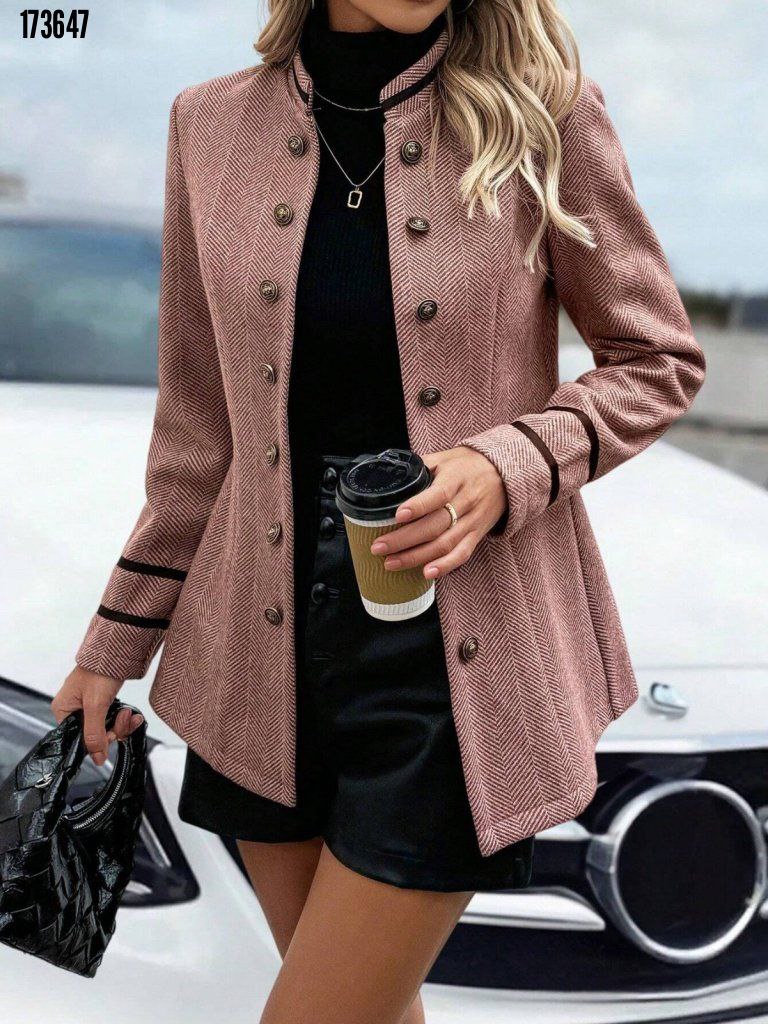 Kadın Hakim Yaka Düğme Detaylı Mini Dokuma Ceket – Şık & Modern Dış Giyim