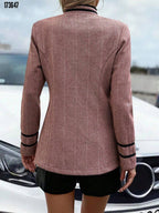 Kadın Hakim Yaka Düğme Detaylı Mini Dokuma Ceket – Şık & Modern Dış Giyim