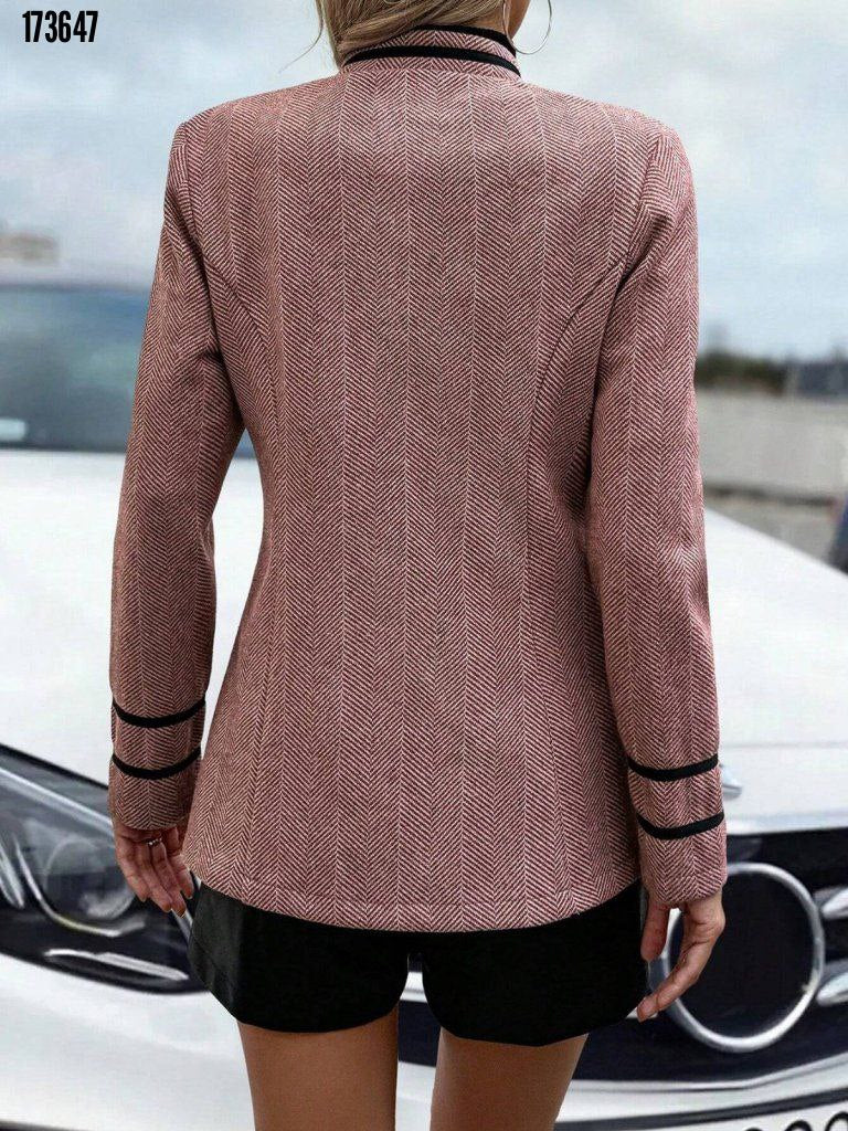 Kadın Hakim Yaka Düğme Detaylı Mini Dokuma Ceket – Şık & Modern Dış Giyim